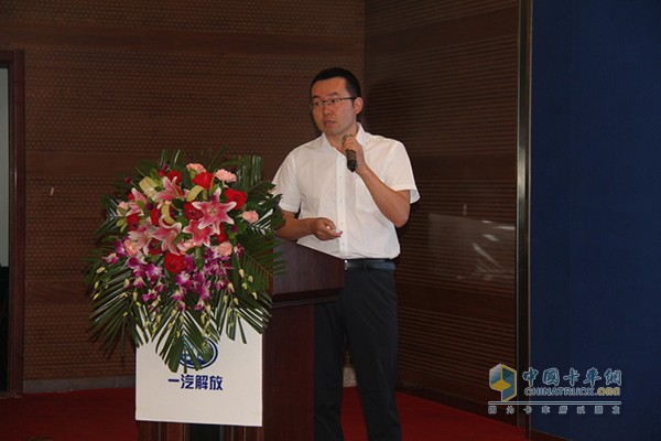 一汽解放汽車有限公司商用車開發院主任師譚國勇先生做輕型國六產品講解
